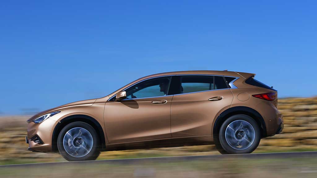 Infiniti Q30 lato