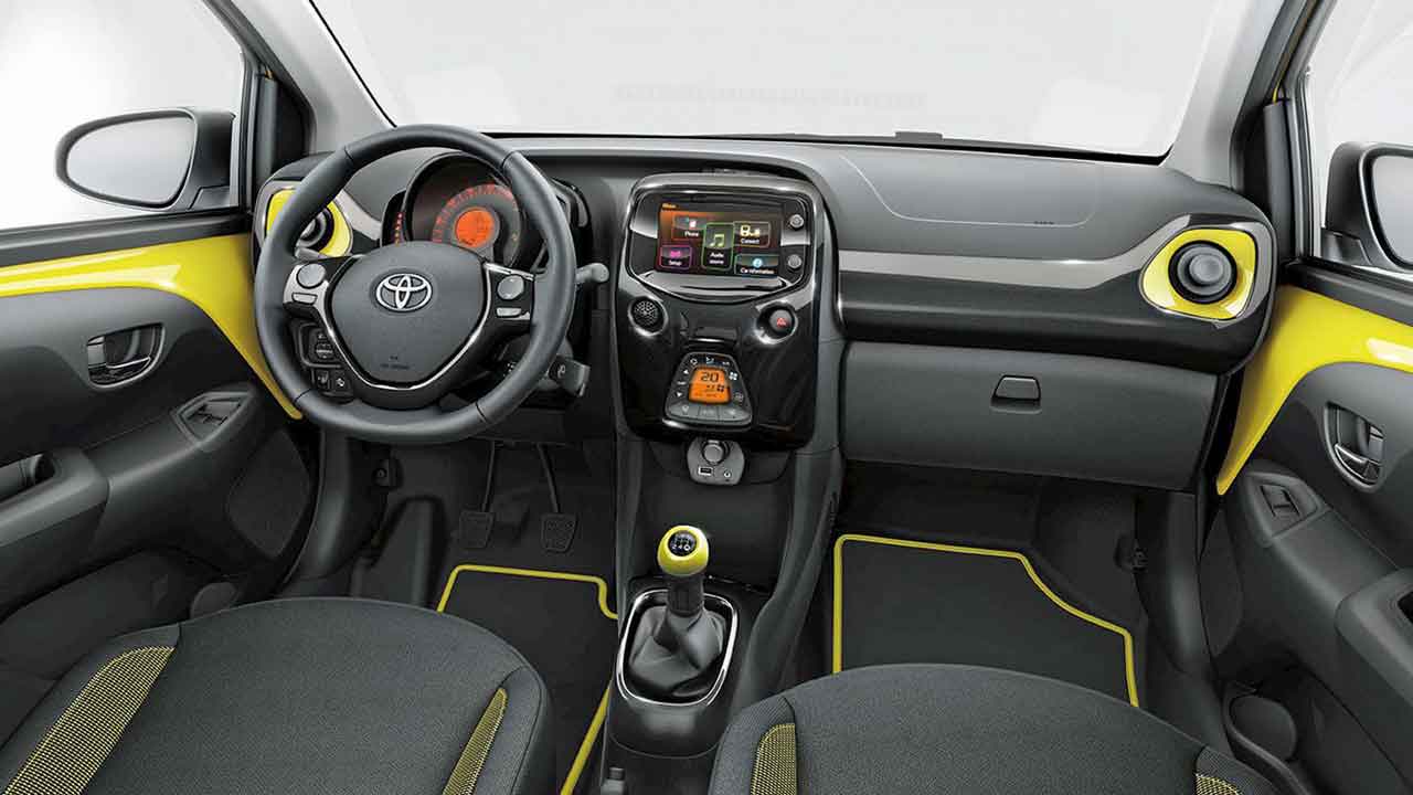 interni-toyota-aygo-yellow