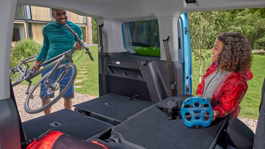 ford tourney connect spazio interno