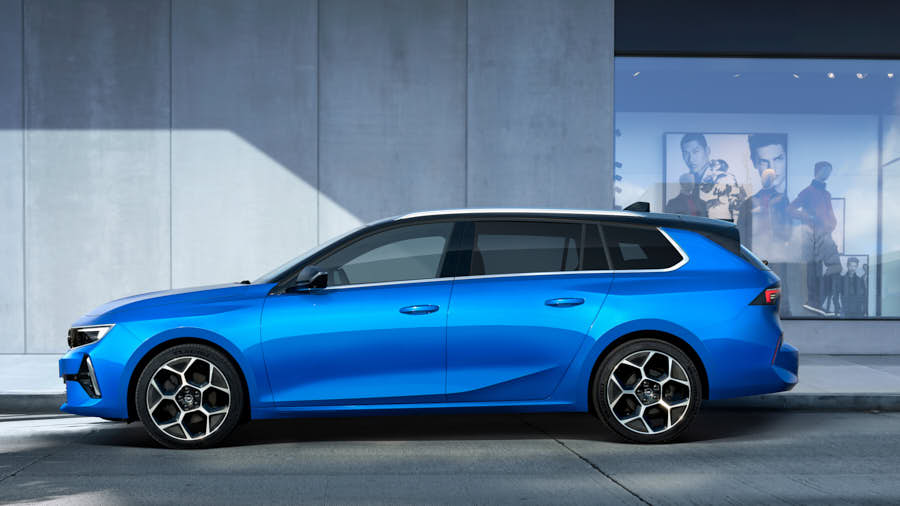 opel astra sports tourer lato