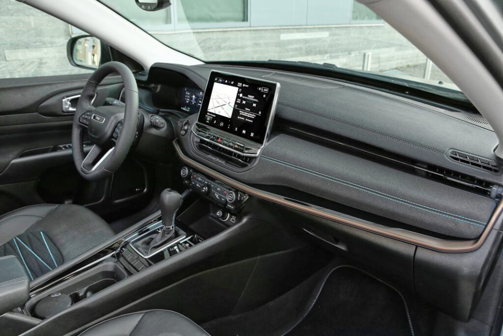 abitacolo jeep compass