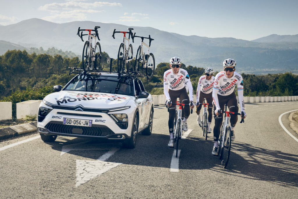 IL CALENDARIO DELLE GARE DI CICLISMO PER IL 2022 Il calendario per il 2022 a cui parteciperanno i corridori di AG2R Citroën Team prevede più di 100 gare. Tra queste gare, sono previste 33 gare nell’ambito del UCI World Tour 2022 (mondiale del ciclismo professionisti maschile su strada). Il primo appuntamento è in Germania, dal 20 al 26 febbraio, con il UAE Tour mentre la gara conclusiva della stagione è prevista in Cina con il Tour of Guangxi, dal 13 al 18 ottobre. In Italia, il calendario del UCI World Tour 2022 sarà inaugurato dalla gara Strade Bianche, il 5 marzo in Toscana. Seguirà poi la Tirreno-Adriatico, dal 7 al 13 marzo. Il 19 marzo prenderà il via la Milano-Sanremo, e poi dal 6 al 29 maggio il Giro d’Italia, tra le più importanti e prestigiose corse ciclistiche a tappe, su strada, a livello europeo. L’ultima gara italiana, Il Lombardia, partirà l‘8 ottobre. Tra le gare più iconiche del UCI World Tour 2022 al di fuori dell’Italia, in ordine temporale: il Giro delle Fiandre, la Paris-Roubaix, il Tour de France, La Vuelta a España. AG2R CITROËN TEAM: I CORRIDORI Il 7 gennaio 2022, Vincent Lavenu, Direttore Generale del team AG2R CITROËN TEAM, ha presentato i corridori che compongono la squadra AG2R CITROËN TEAM per il 2022. La squadra è composta da 29 corridori: Clément Berthet, Geoffry Bouchard, Lilian Calmejane, Clément Champoussin, Mikaël Cherel, Benoît Cosnefroy, Stan Dewulf, Felix Gall, Dorian Godon, Jaakko Hänninen, Anthony Jullien, Bob Jungels, Paul Lapeira, Lawrence Naesen, Oliver Naesen, Ben O’Connor, Aurélien Paret-Peintre, Valentin Paret-Peintre, Nans Peters, Nicolas Prodhomme, Antoine Raugel, Marc Sarreau, Michael Schär, Damien Touzé, Greg Van Avermaet, Gijs Van Hoecke, Andrea Vendrame, Clément Venturini, Larry Warbasse. L’età media deli atleti è di 27,9 anni e ben 11 corridori hanno un’età pari o inferiore ai 25 anni. Sono 9 le Nazioni rappresentate dai corridori all’interno della squadra: Francia, Belgio, Italia, Lussemburgo, Svizzera, Stati Uniti, Finlandia, Australia e Austria. L’Italia è rappresentata da Andrea Vendrame, nato a Conegliano il 20 luglio 1994, nel team dal 2020. Nel 2021, i principali risultati raggiunti sono stati la vittoria della dodicesima tappa del Giro d’Italia; la vittoria di tappa de La Route-d’Occitanie- La Depeche du midi; la conquista della terza posizione di tappa al Tour de Pologne.