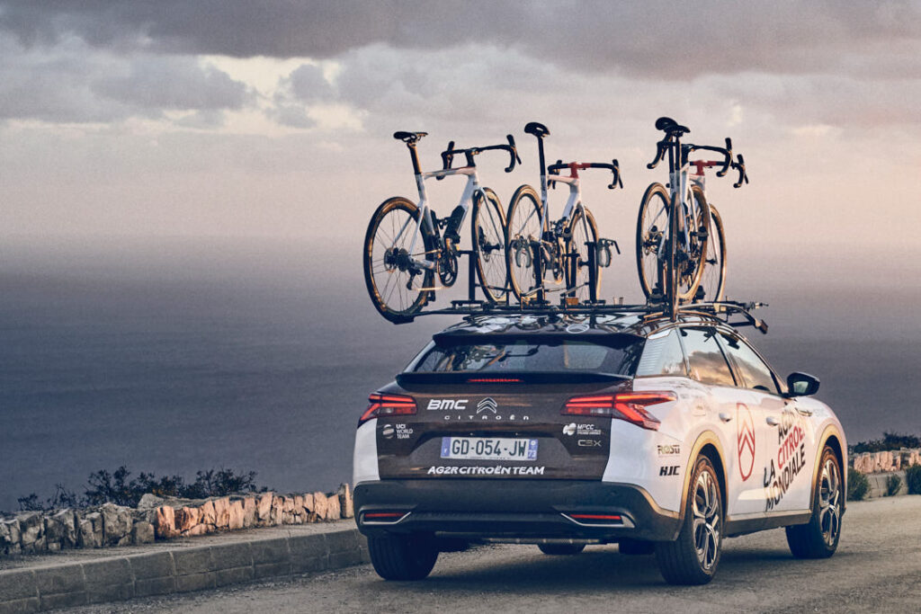 IL CALENDARIO DELLE GARE DI CICLISMO PER IL 2022 Il calendario per il 2022 a cui parteciperanno i corridori di AG2R Citroën Team prevede più di 100 gare. Tra queste gare, sono previste 33 gare nell’ambito del UCI World Tour 2022 (mondiale del ciclismo professionisti maschile su strada). Il primo appuntamento è in Germania, dal 20 al 26 febbraio, con il UAE Tour mentre la gara conclusiva della stagione è prevista in Cina con il Tour of Guangxi, dal 13 al 18 ottobre. In Italia, il calendario del UCI World Tour 2022 sarà inaugurato dalla gara Strade Bianche, il 5 marzo in Toscana. Seguirà poi la Tirreno-Adriatico, dal 7 al 13 marzo. Il 19 marzo prenderà il via la Milano-Sanremo, e poi dal 6 al 29 maggio il Giro d’Italia, tra le più importanti e prestigiose corse ciclistiche a tappe, su strada, a livello europeo. L’ultima gara italiana, Il Lombardia, partirà l‘8 ottobre. Tra le gare più iconiche del UCI World Tour 2022 al di fuori dell’Italia, in ordine temporale: il Giro delle Fiandre, la Paris-Roubaix, il Tour de France, La Vuelta a España. AG2R CITROËN TEAM: I CORRIDORI Il 7 gennaio 2022, Vincent Lavenu, Direttore Generale del team AG2R CITROËN TEAM, ha presentato i corridori che compongono la squadra AG2R CITROËN TEAM per il 2022. La squadra è composta da 29 corridori: Clément Berthet, Geoffry Bouchard, Lilian Calmejane, Clément Champoussin, Mikaël Cherel, Benoît Cosnefroy, Stan Dewulf, Felix Gall, Dorian Godon, Jaakko Hänninen, Anthony Jullien, Bob Jungels, Paul Lapeira, Lawrence Naesen, Oliver Naesen, Ben O’Connor, Aurélien Paret-Peintre, Valentin Paret-Peintre, Nans Peters, Nicolas Prodhomme, Antoine Raugel, Marc Sarreau, Michael Schär, Damien Touzé, Greg Van Avermaet, Gijs Van Hoecke, Andrea Vendrame, Clément Venturini, Larry Warbasse. L’età media deli atleti è di 27,9 anni e ben 11 corridori hanno un’età pari o inferiore ai 25 anni. Sono 9 le Nazioni rappresentate dai corridori all’interno della squadra: Francia, Belgio, Italia, Lussemburgo, Svizzera, Stati Uniti, Finlandia, Australia e Austria. L’Italia è rappresentata da Andrea Vendrame, nato a Conegliano il 20 luglio 1994, nel team dal 2020. Nel 2021, i principali risultati raggiunti sono stati la vittoria della dodicesima tappa del Giro d’Italia; la vittoria di tappa de La Route-d’Occitanie- La Depeche du midi; la conquista della terza posizione di tappa al Tour de Pologne.
