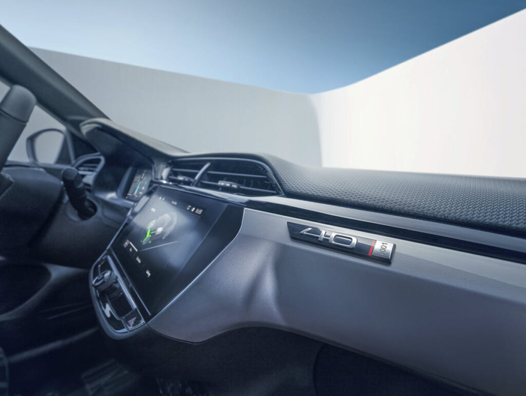 opel corsa 40 years plancia