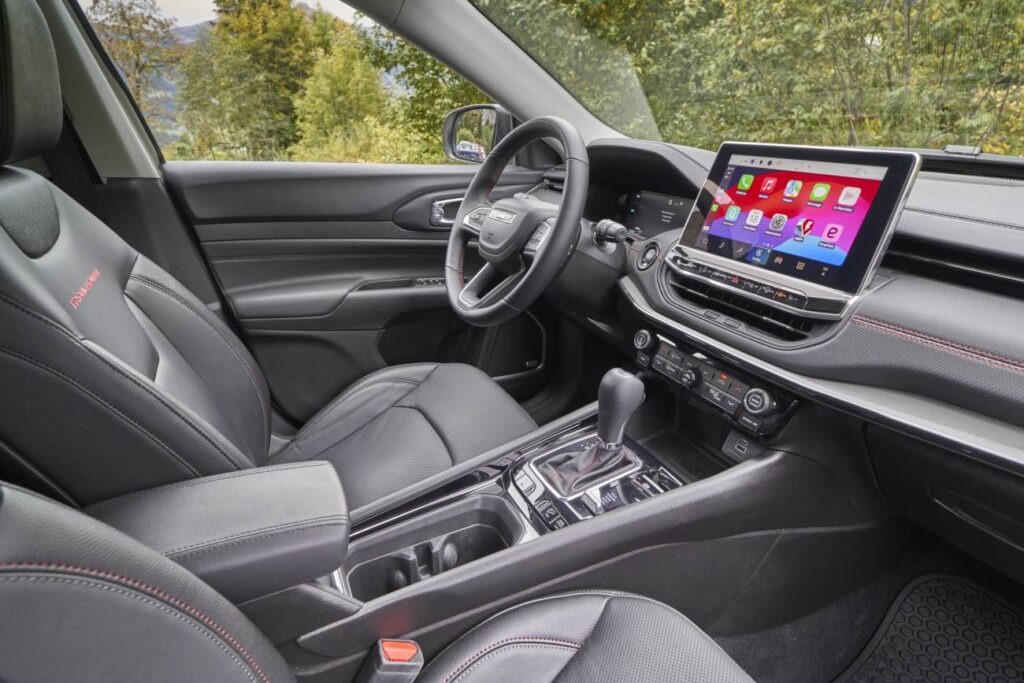 JeepCompass4xeTrailhawk cockpit