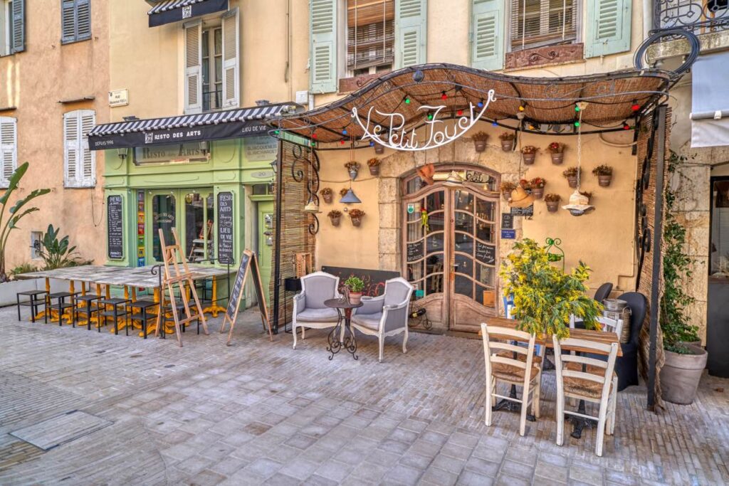 mougins